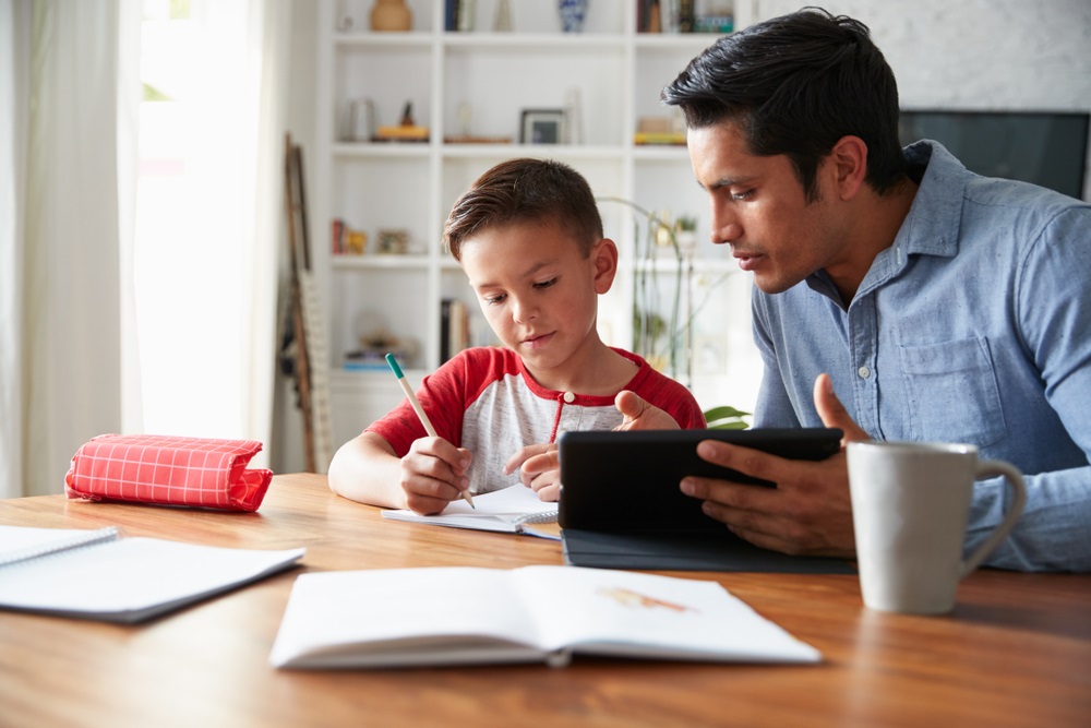 Imagen de padre e hijo aprendiendo desde casa