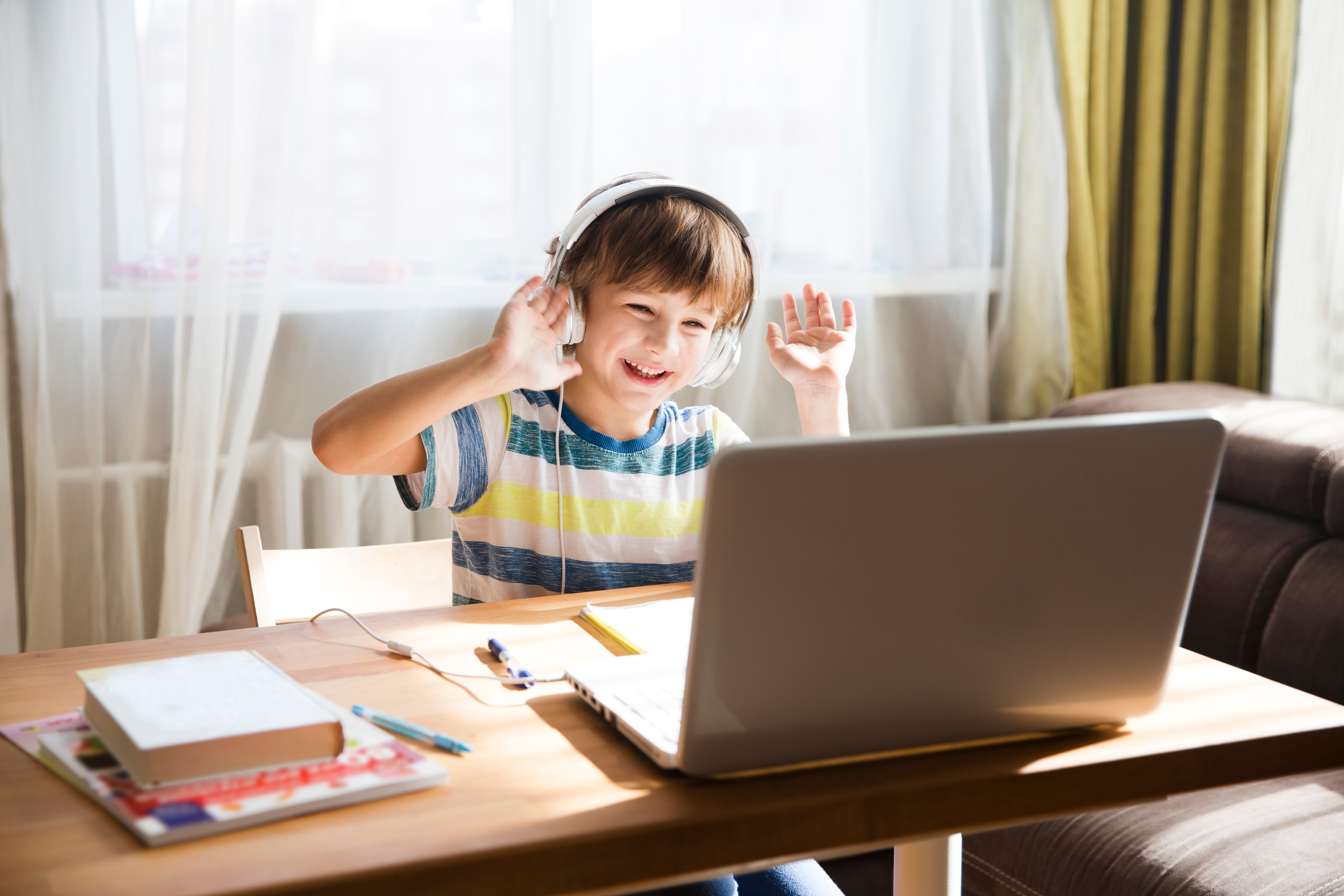 Imagen de niño feliz escuchando una clase